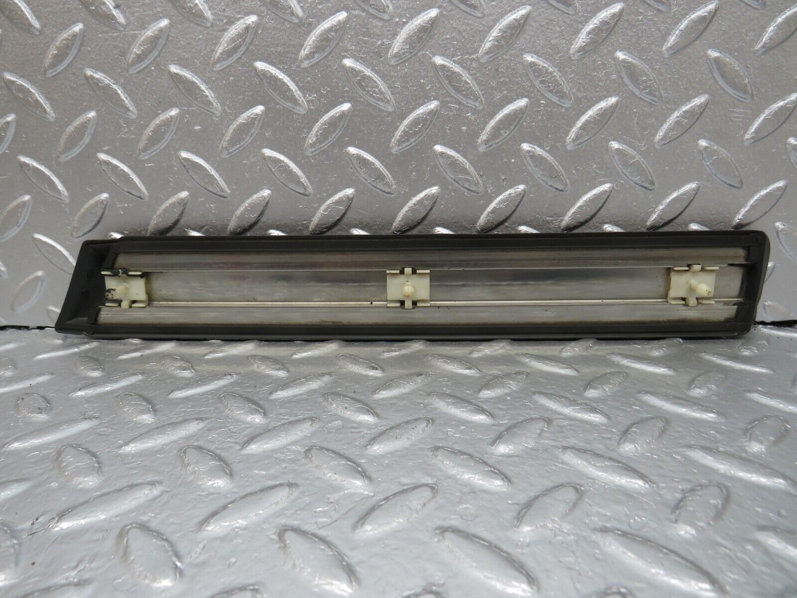 33997 Mercedes-Benz W124 260E Front Left Fender Wing Centre Moulding Trim