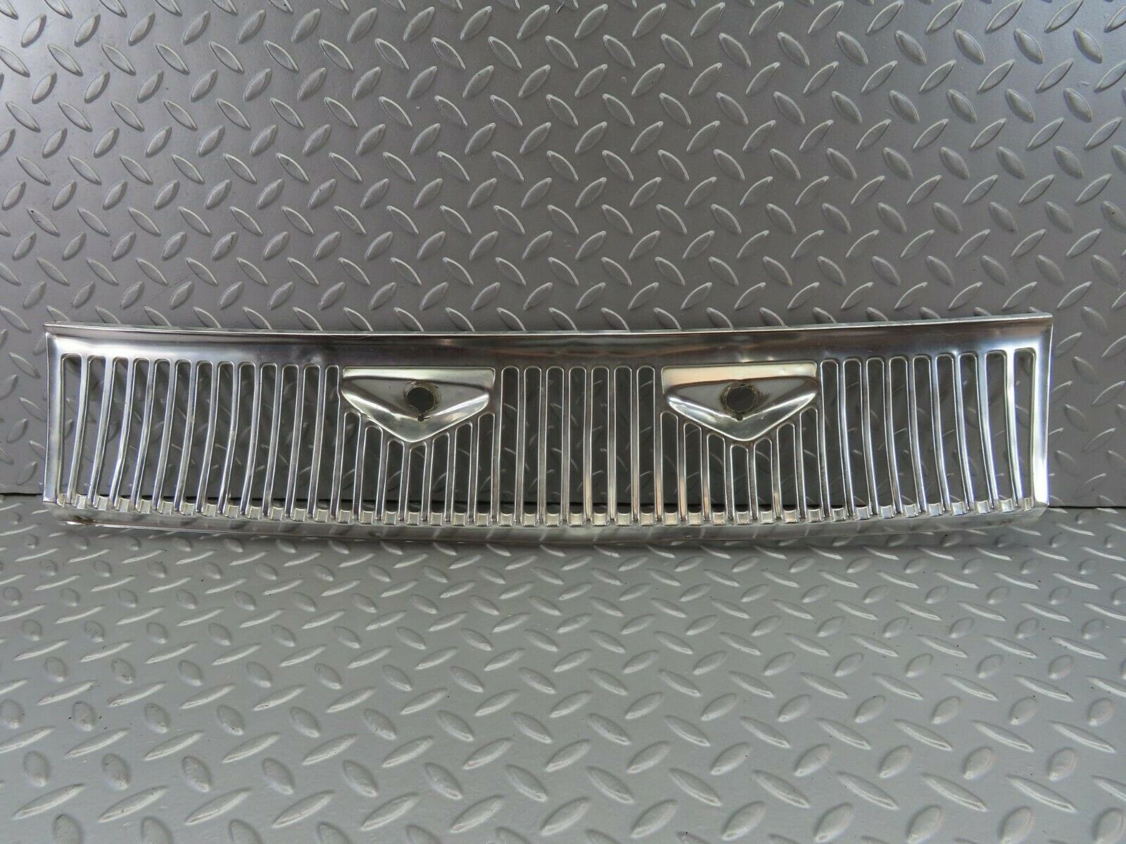 7385 Mercedes-Benz W116 450SE Air Intake Grill Chrome