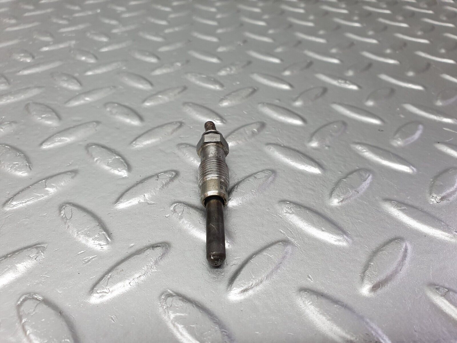 40848 Mercedes-Benz W123 300D Glow Plug Beru 0100221107