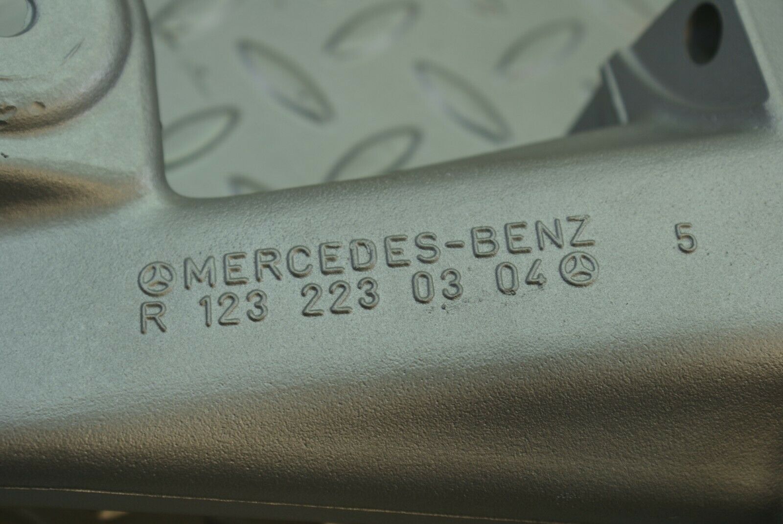 2865 Mercedes-Benz C123 280CE Coupe Engine Mounth Bracket Righ Side 1232230304