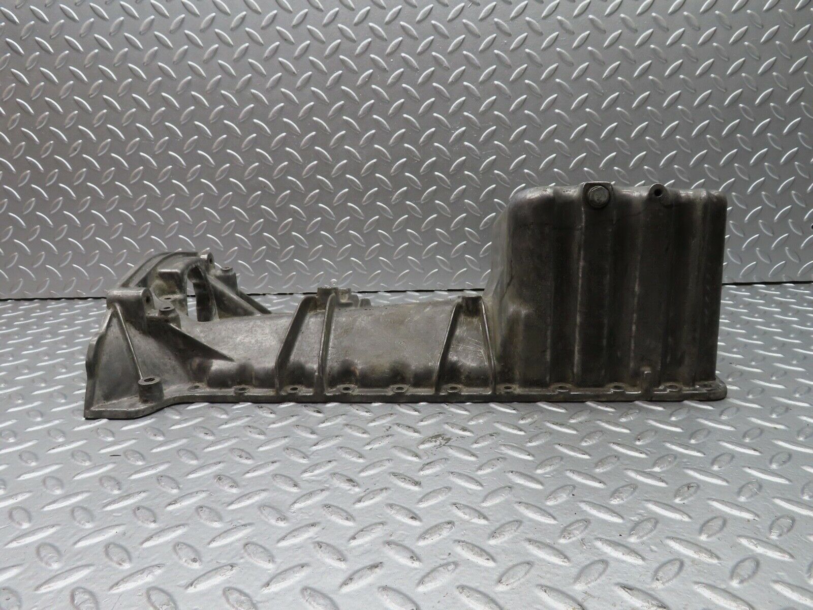 21368 Mercedes-Benz W123 230E Oil Pan Oil Sump 1020141702