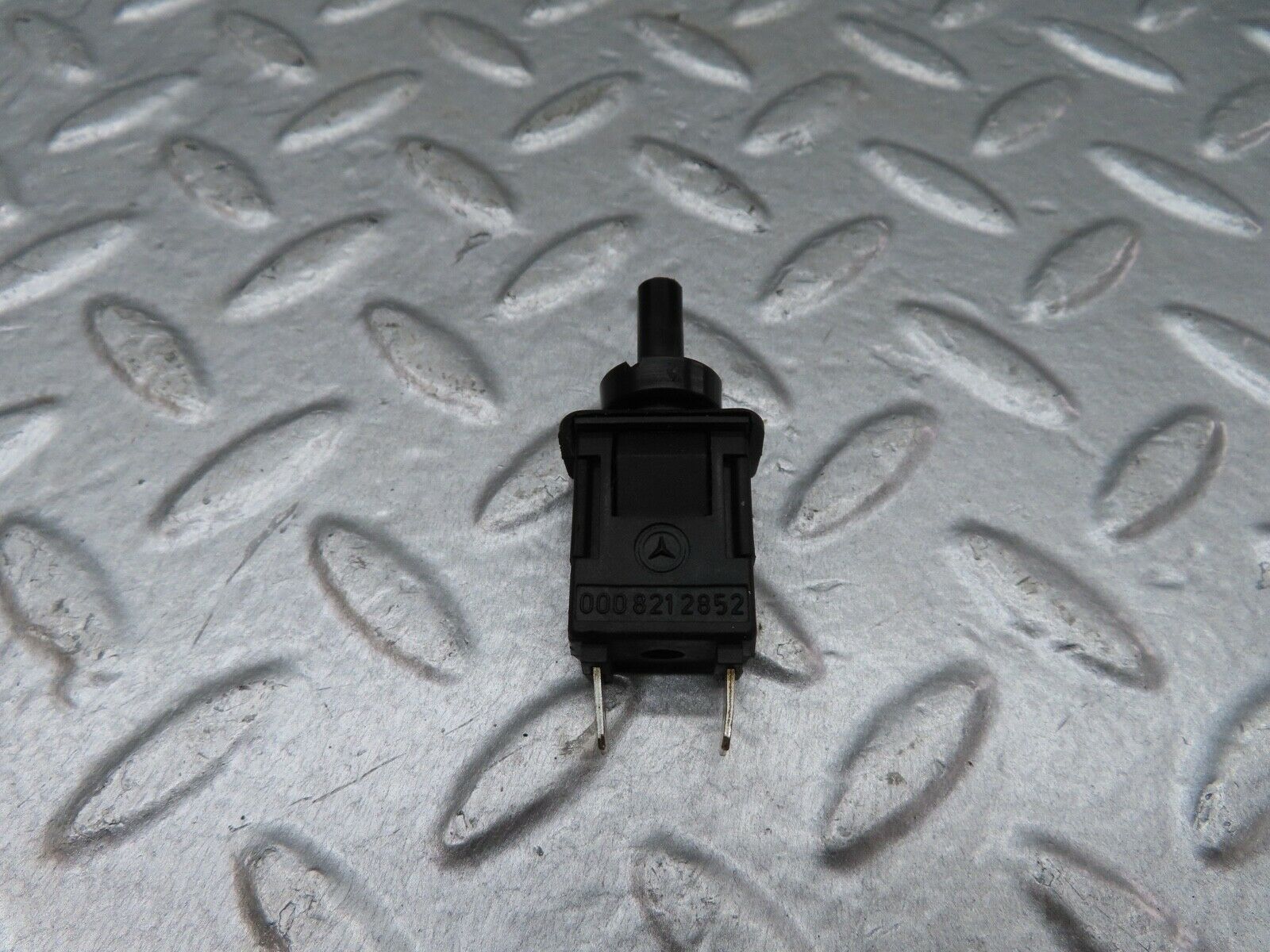18086 Mercedes-Benz W123 200 Door Contact Switch 0008212852