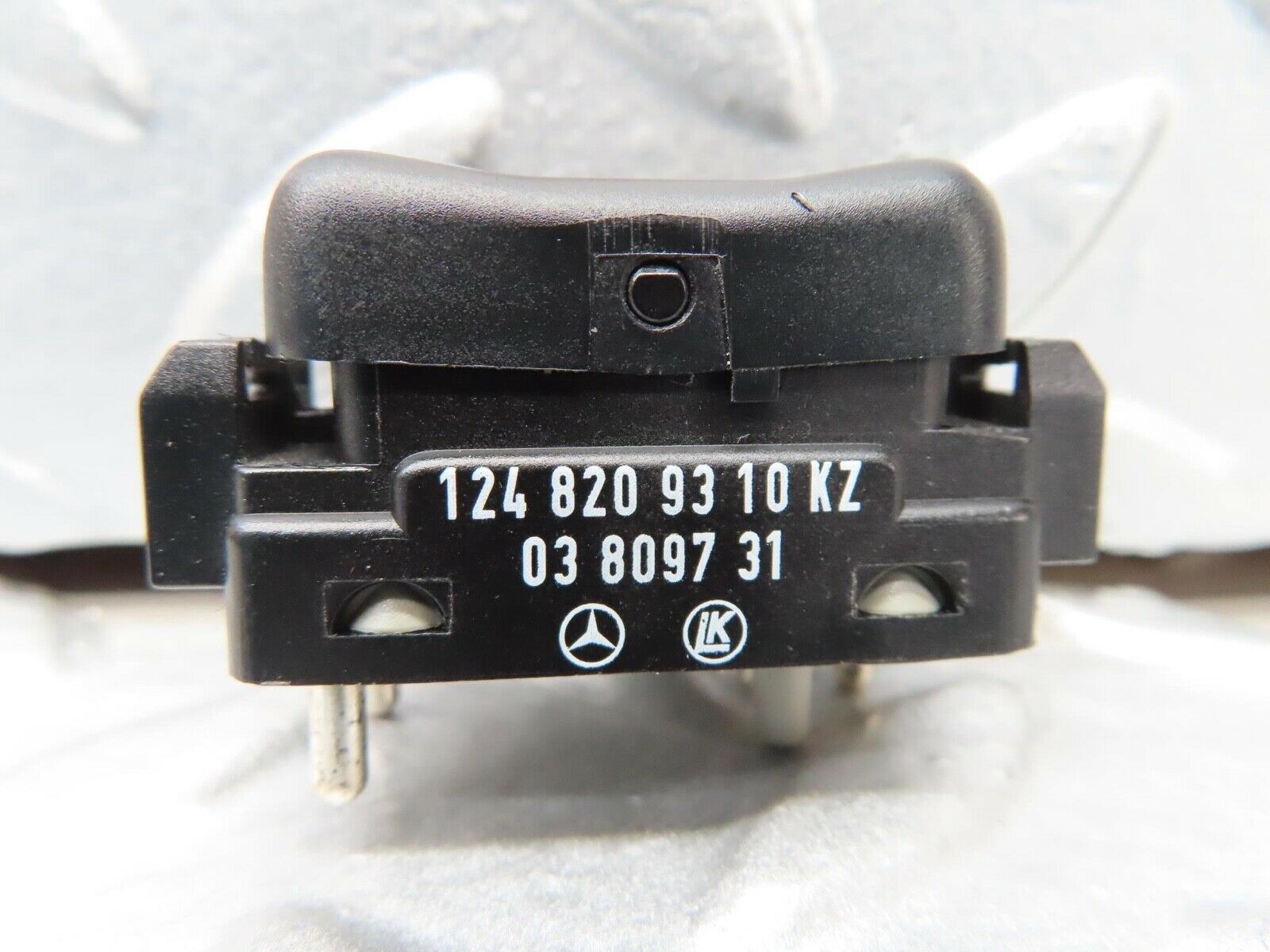 16389 Mercedes-Benz W124 260E Rear Left Electric Window Switch 1248209310