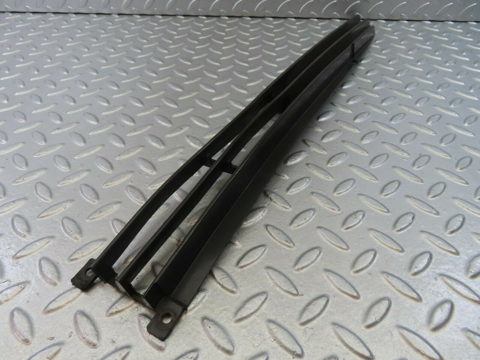 8860 Mercedes-Benz W115 Front Lower Grill Left