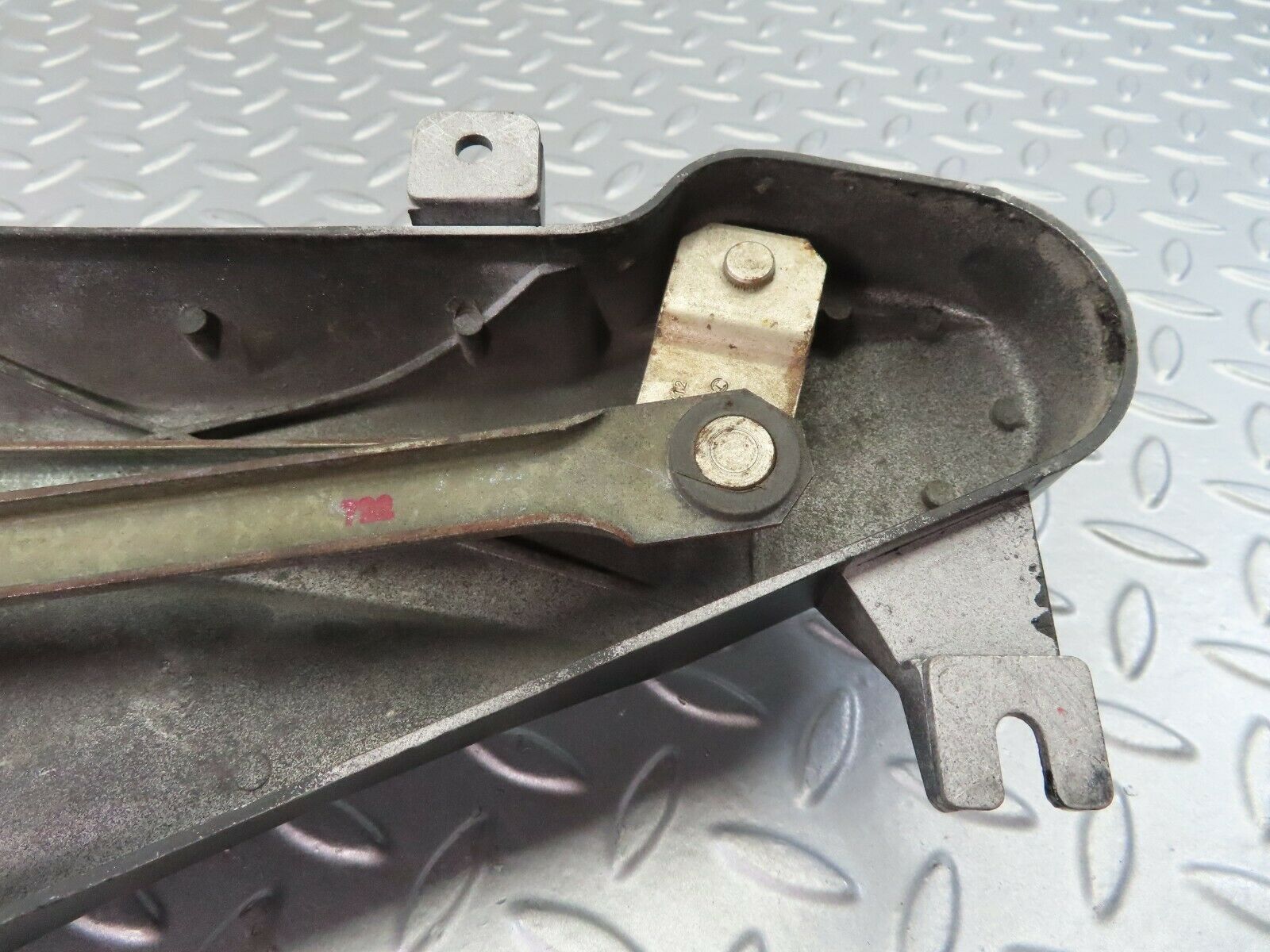 7464 Mercedes-Benz W116 450SE LHD Wiper Linkage Mechanism