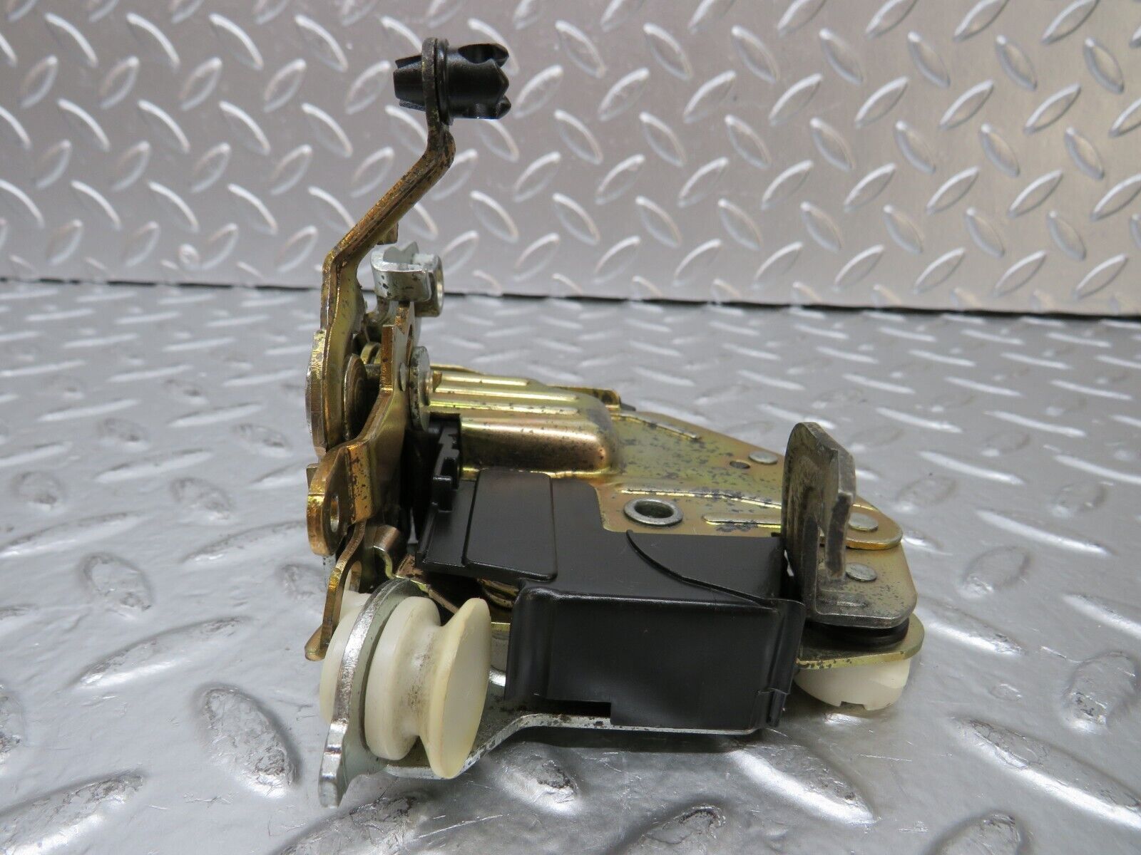 25211 Mercedes-Benz W201 190D Front Right Door Lock Mechanism