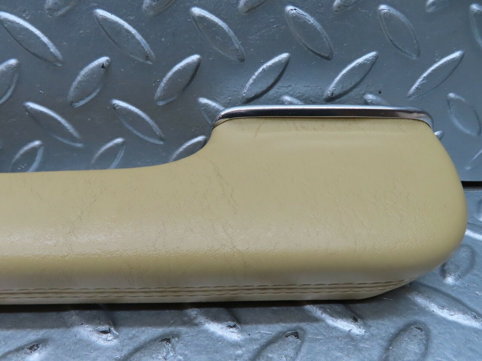 21029 Mercedes-Benz W123 230E Interior Door Handle Right Side Beige 1239702001