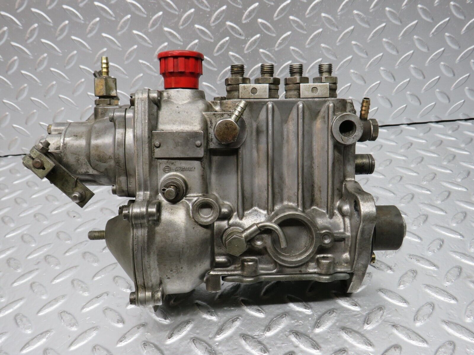 31102 Mercedes-Benz W123 200D Diesel Fuel Injection Pump Bosch 72210320 0400114074