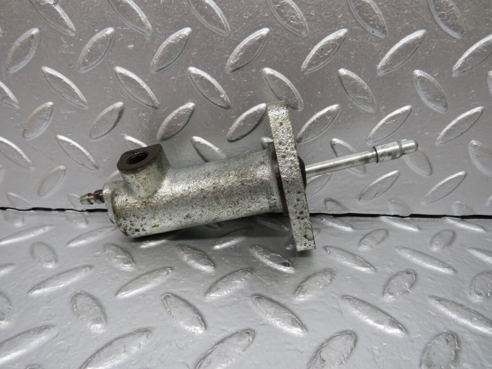 31349 Mercedes-Benz S124 220TE Wagon Clutch Master Cylinder