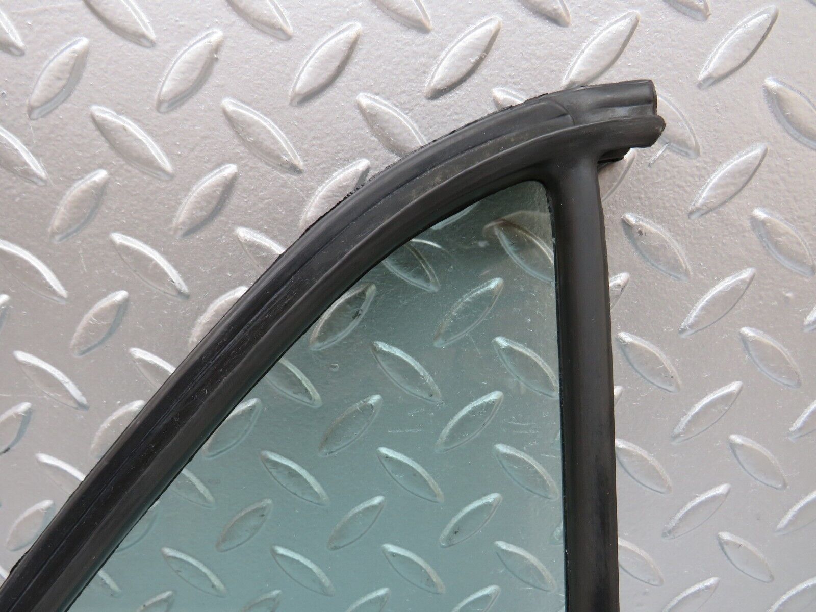 0626 Mercedes-Benz W123 230E Right Rear Door Quarter Glass 1237350224