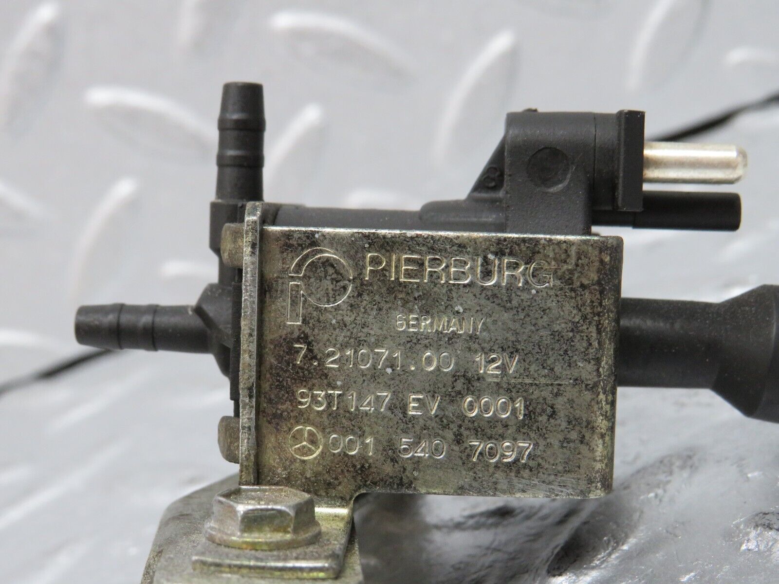 38849 Mercedes-Benz W201 190E 2.6L Vacuum Control Valve Pierburg 0015407097 7.21071.00