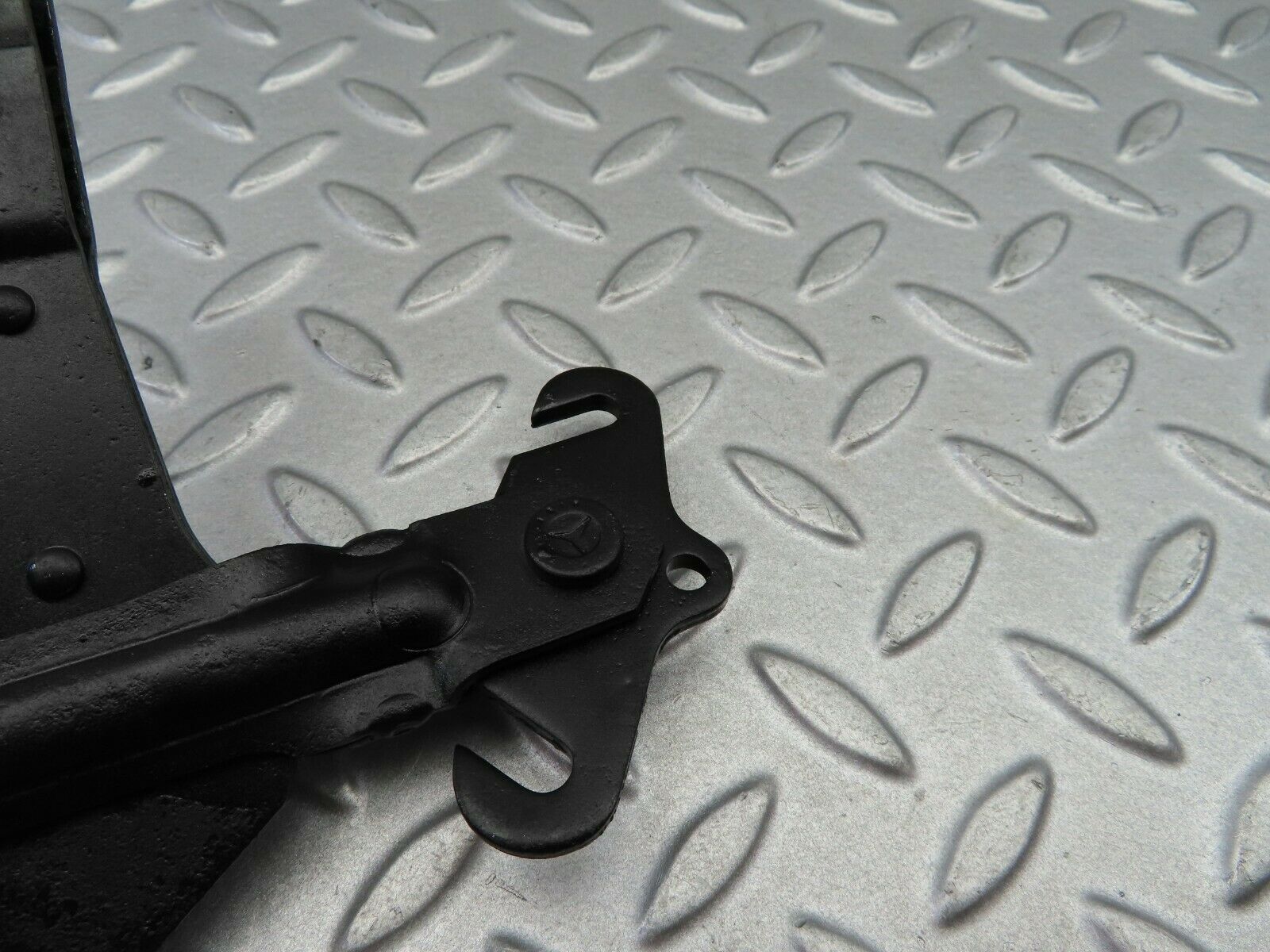 5967 Mercedes-Benz W123 200 Handbrake Adjusting Handbrake Regulator