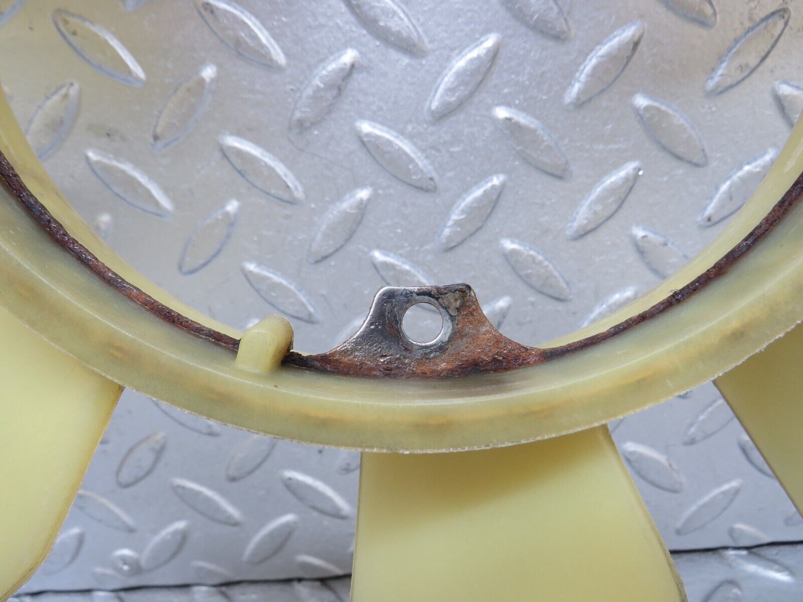 37963 Mercedes-Benz A124 320E Cabriolet Engine Cooling Fan 1032000423