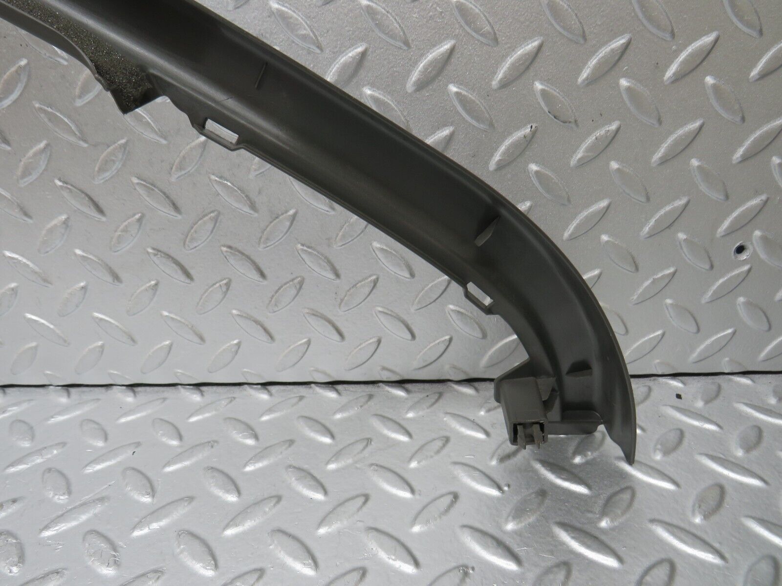 35285 Mercedes-Benz W221 Front Right Door Window Frame Trim 2217250271