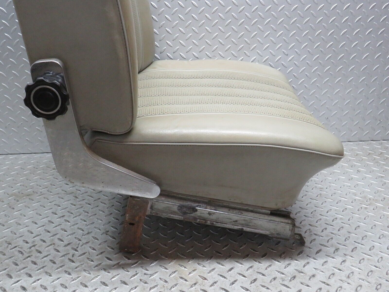 40511 Mercedes-Benz W110 230 Front Left Seat Leather Beige