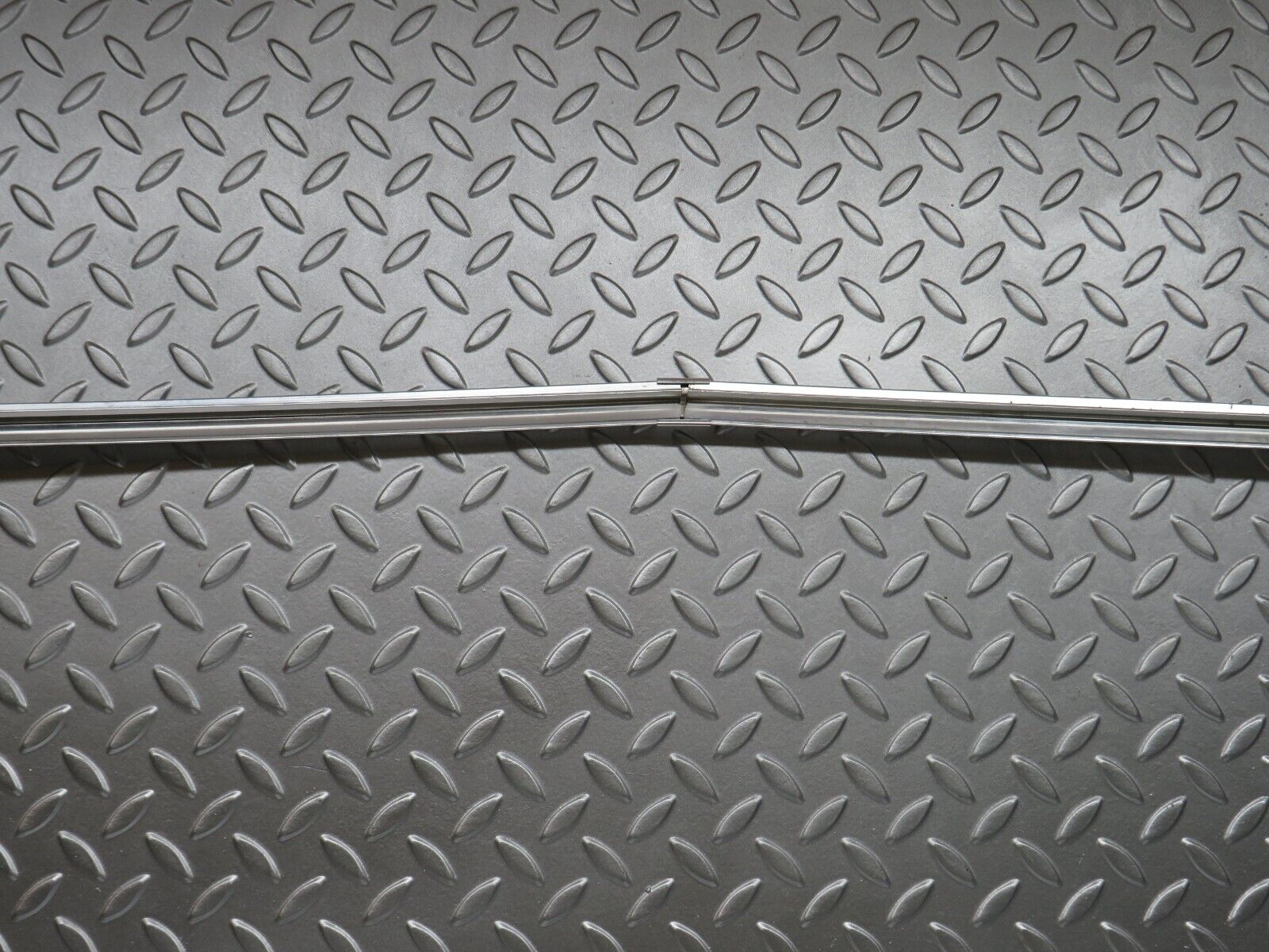 28182 Mercedes-Benz W123 280E Rear Windscreen Chrome Frame