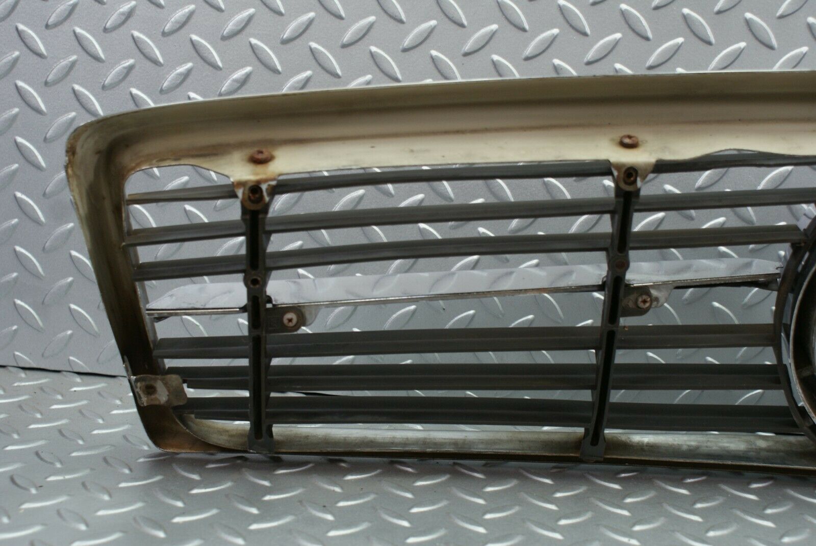 2711 Mercedes-Benz C107 350SLC Coupe Coupe Bonnet Grill Chrome