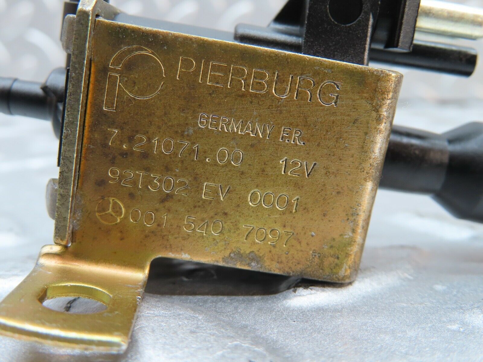 20052 Mercedes-Benz R129 300SL Coupe Vacuum Control Valve Pierburg 0015407097