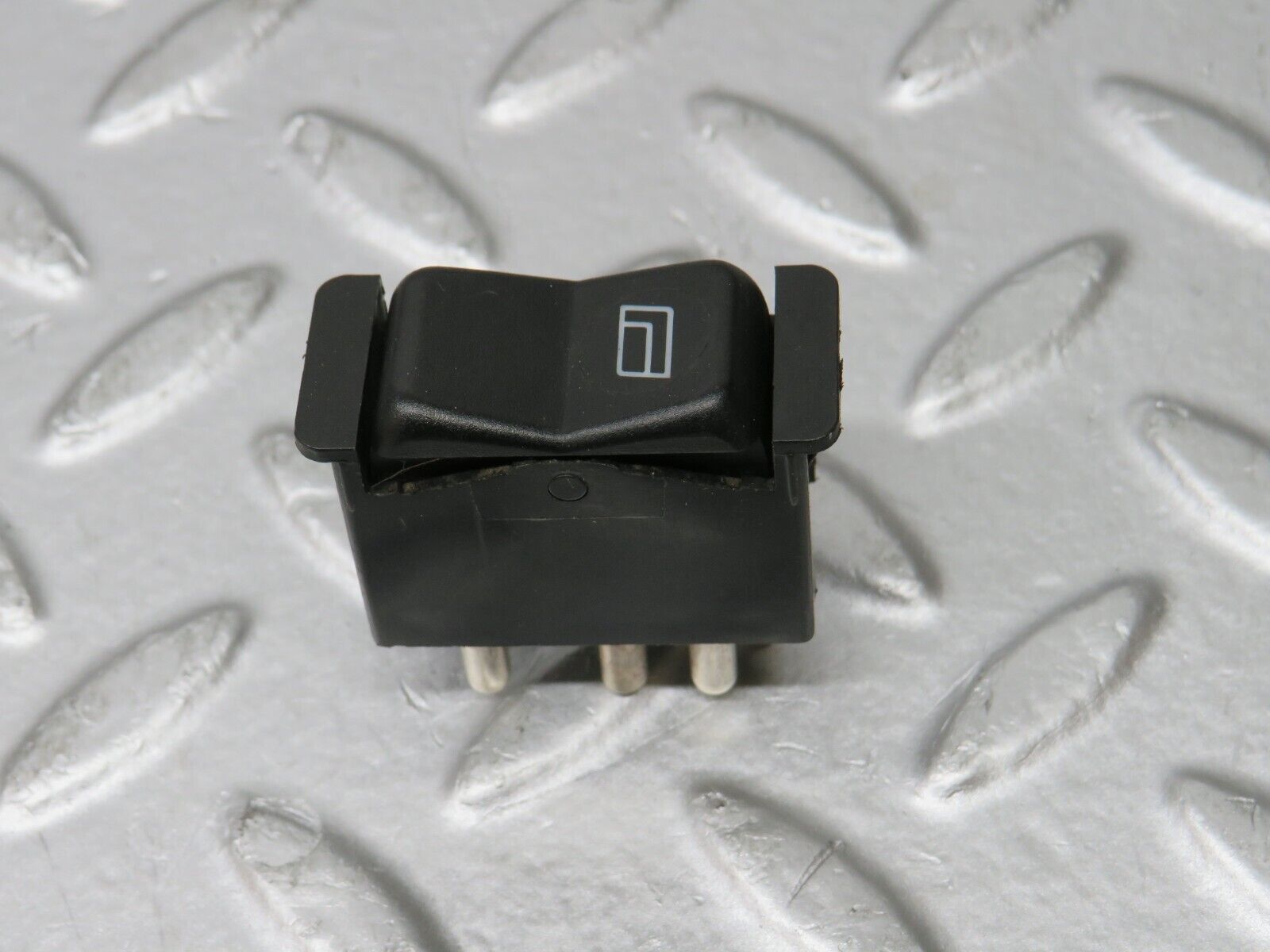 32209 Mercedes-Benz W123 230E Rear Right Electric Window Switch 0008208410