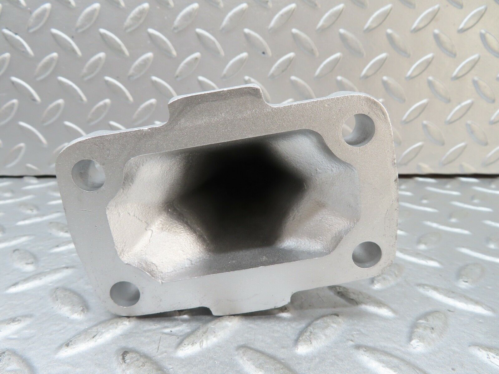 19135 Mercedes-Benz W123 300D Engine Mount Bracket Right Side 6152231204