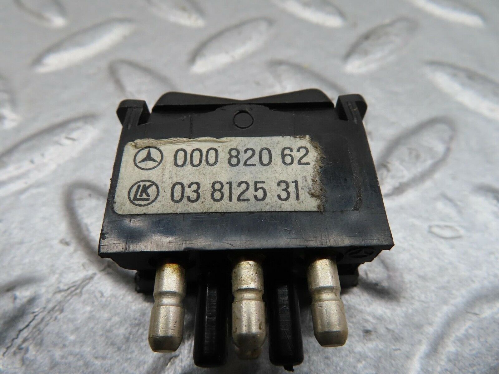 14333 Mercedes-Benz W116 350SE Sunroof Switch 0008206210