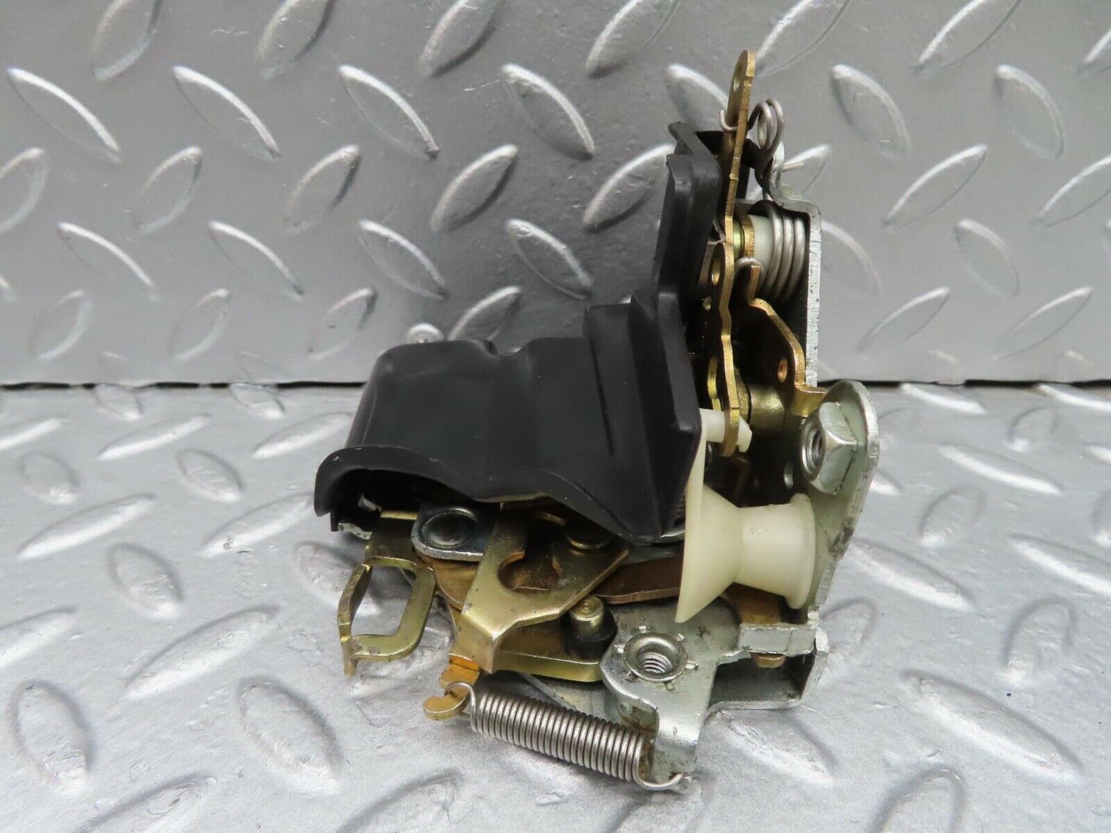 16050 Mercedes-Benz W123 280E Front Right Door Lock Mechanism 1237230208