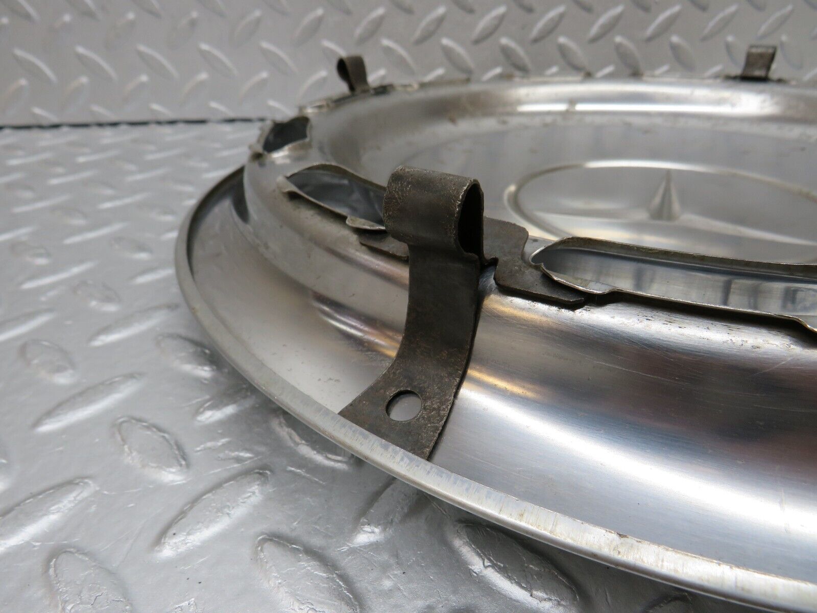 37465 Mercedes-Benz W109 300SEL Wheel Hub Cap 14"