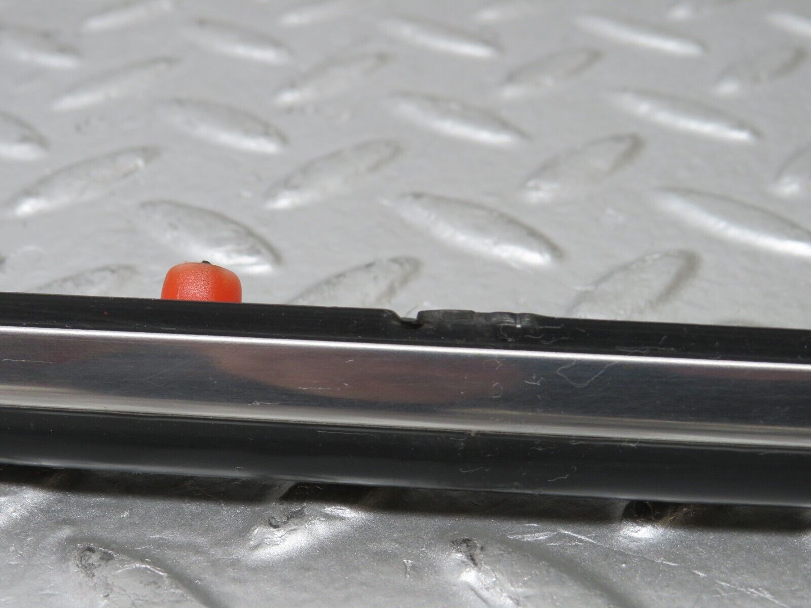 27895 Mercedes-Benz W123 280E Front Left Door Centre Moulding Trim