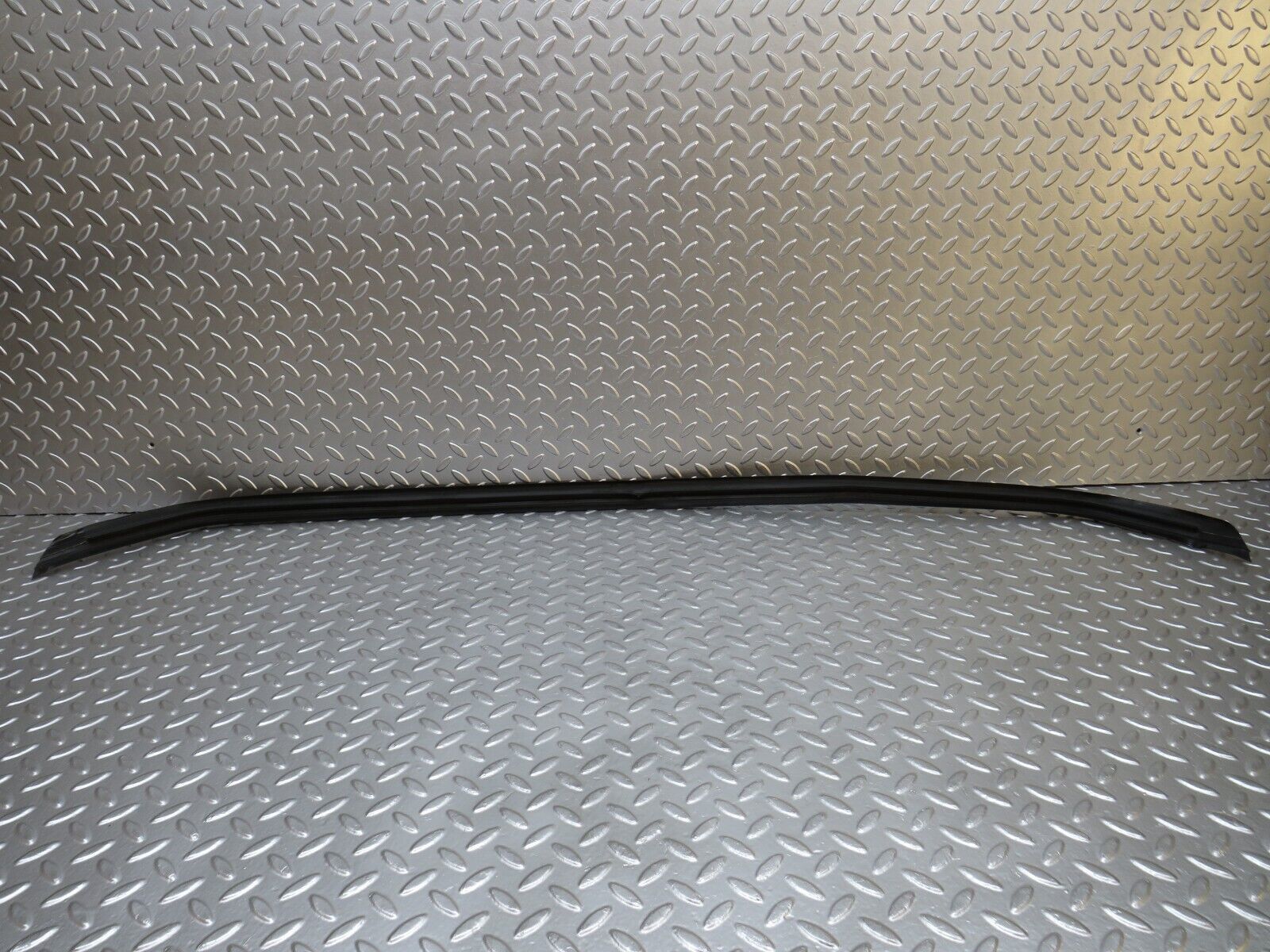 29242 Mercedes-Benz W124 230E Rear Windscreen Lower Rubber Seal