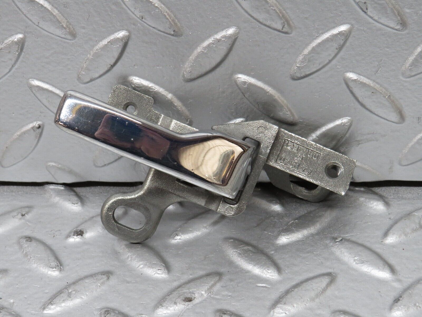 32201 Mercedes-Benz W123 230E Right Door Opener Door Handle 1237600261