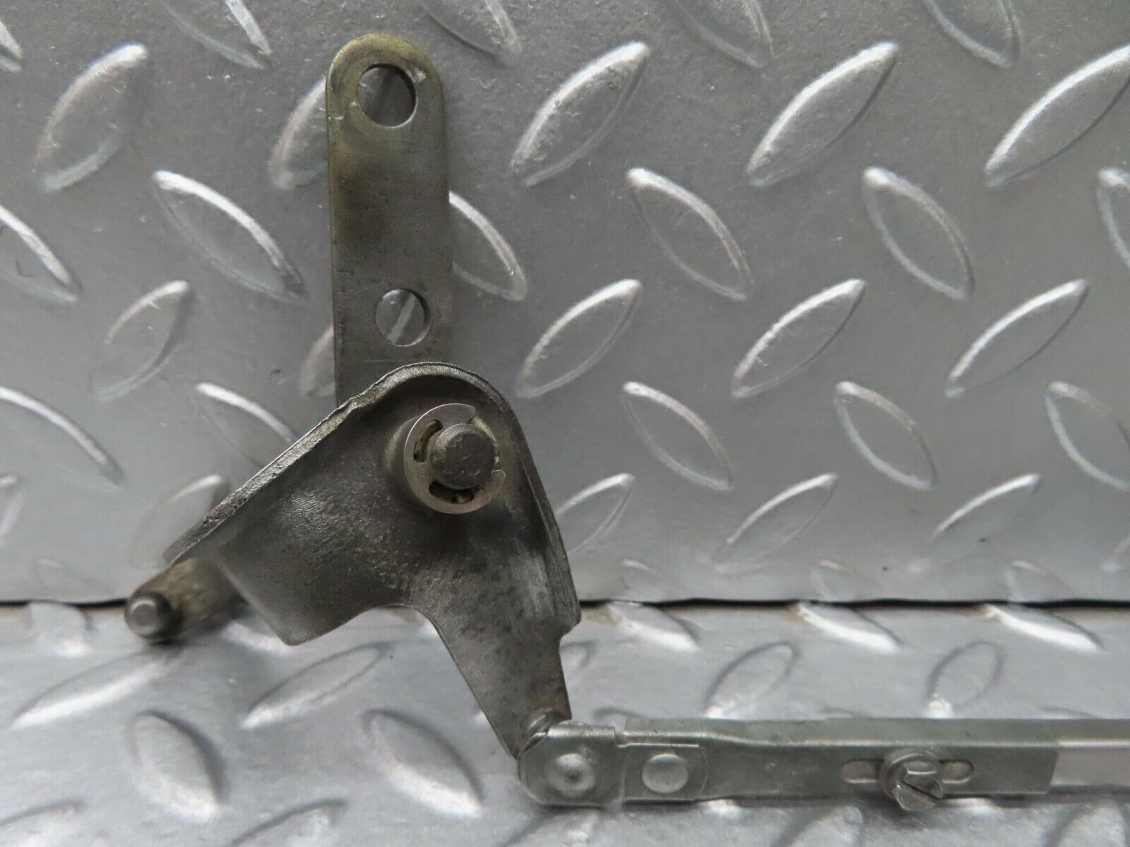 14059 Mercedes-Benz C107 280SLC Throttle Linkage