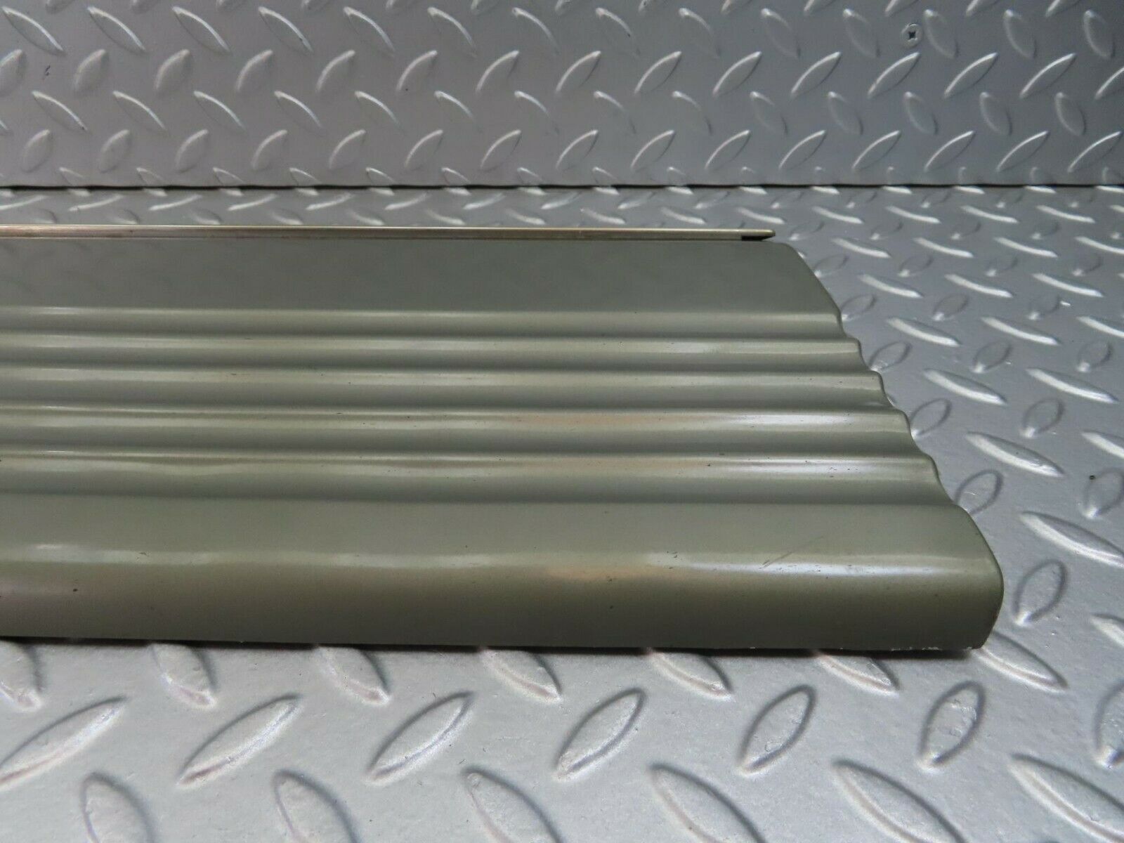 8872 Mercedes-Benz W126 Front Left Door Moulding 1266900340