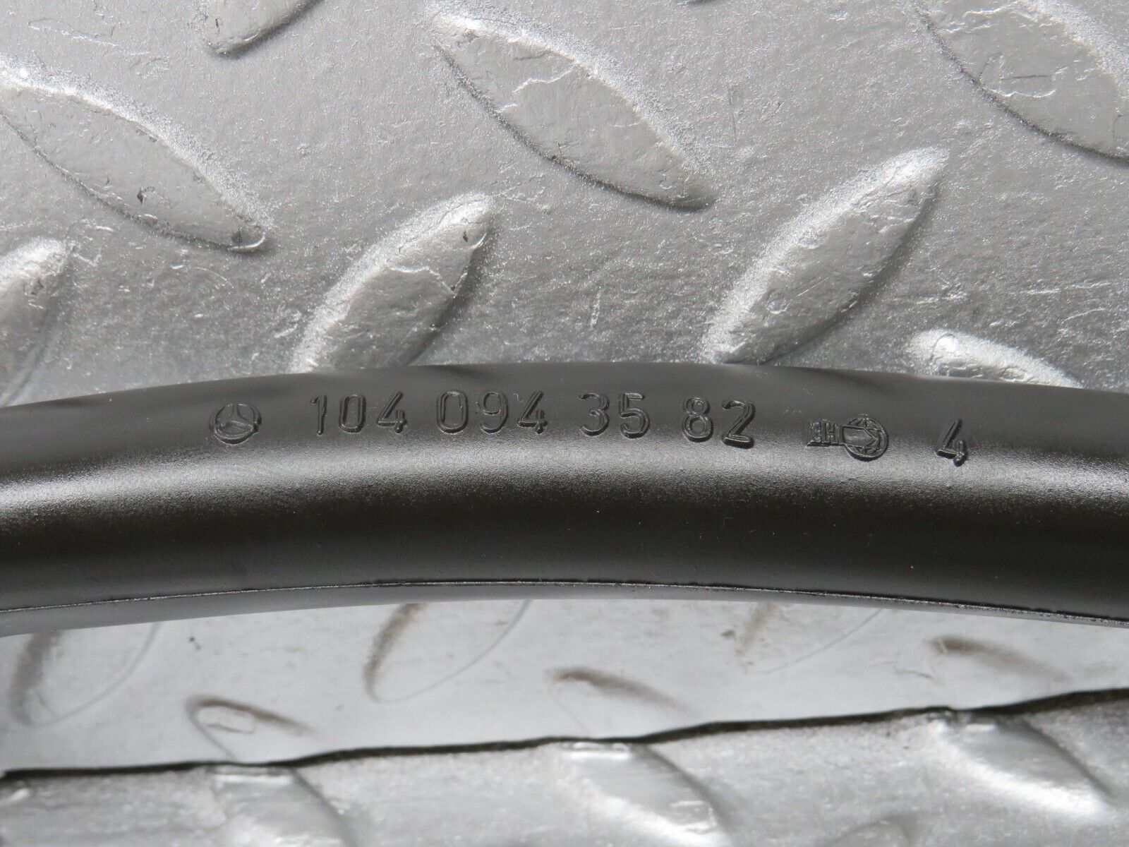 38156 Mercedes-Benz A124 320E Cabriolet Crankcase Breather Pipe 1040943582