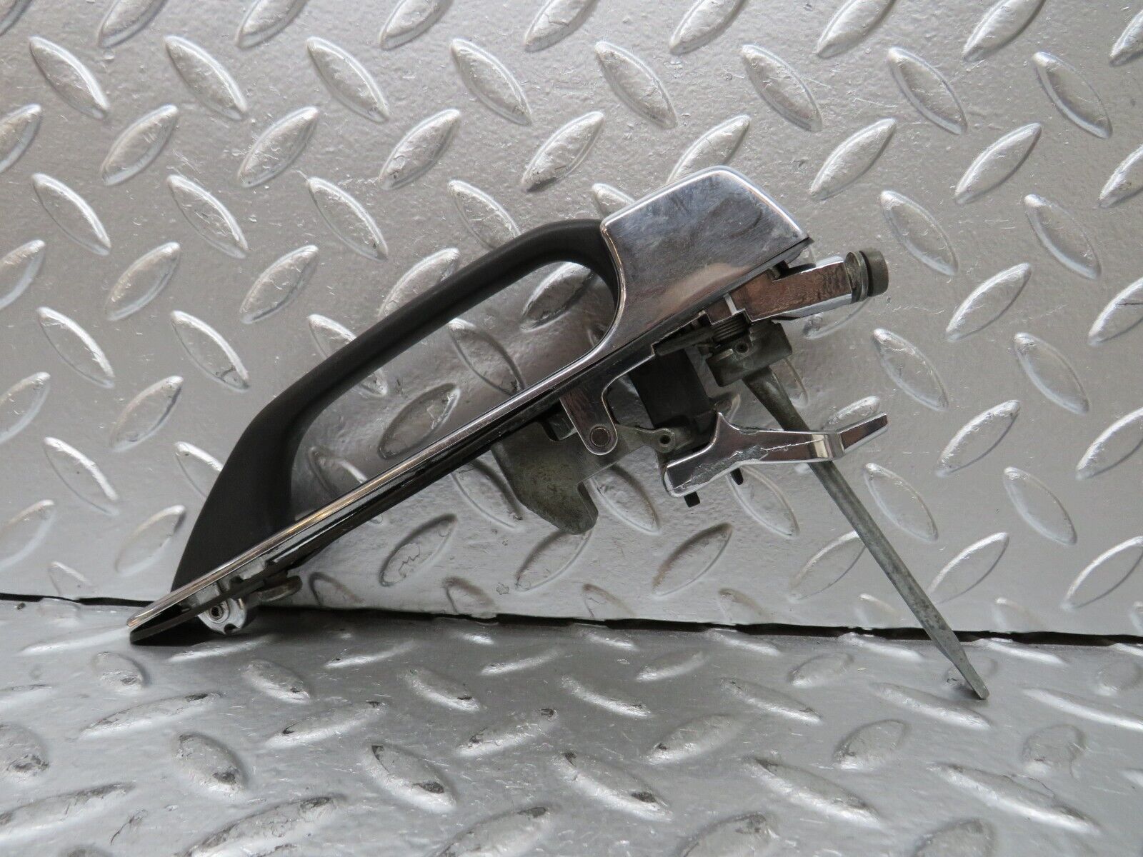 26986 Mercedes-Benz W123 240D Front Right Exterior Door Handle 1237600259