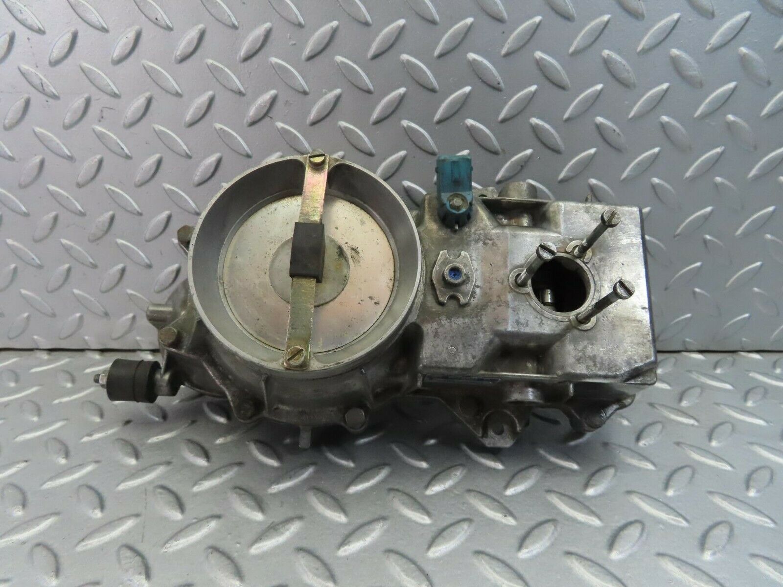 8519 Mercedes-Benz W123 Air Flow Mass Meter Sensor Bosch 0438120032