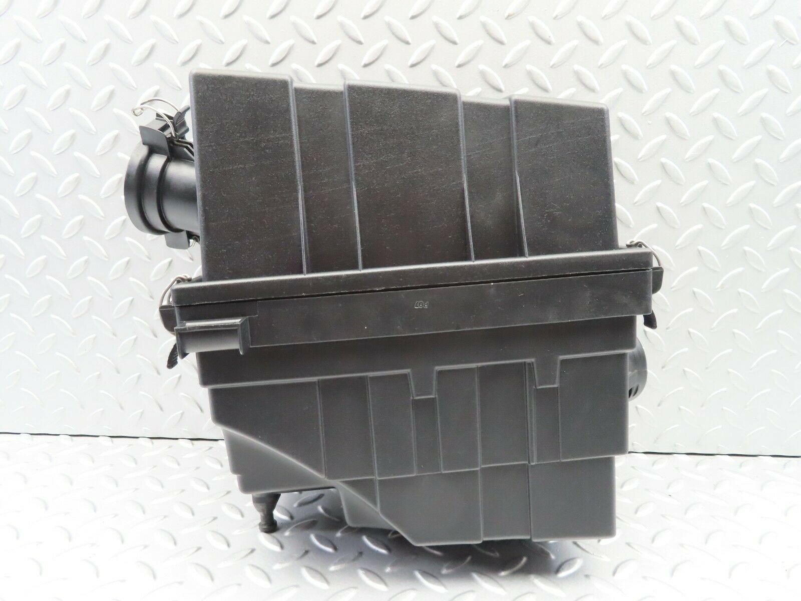 6567 Mercedes-Benz S124 E220 Wagon Air Filter Housing 1110940102