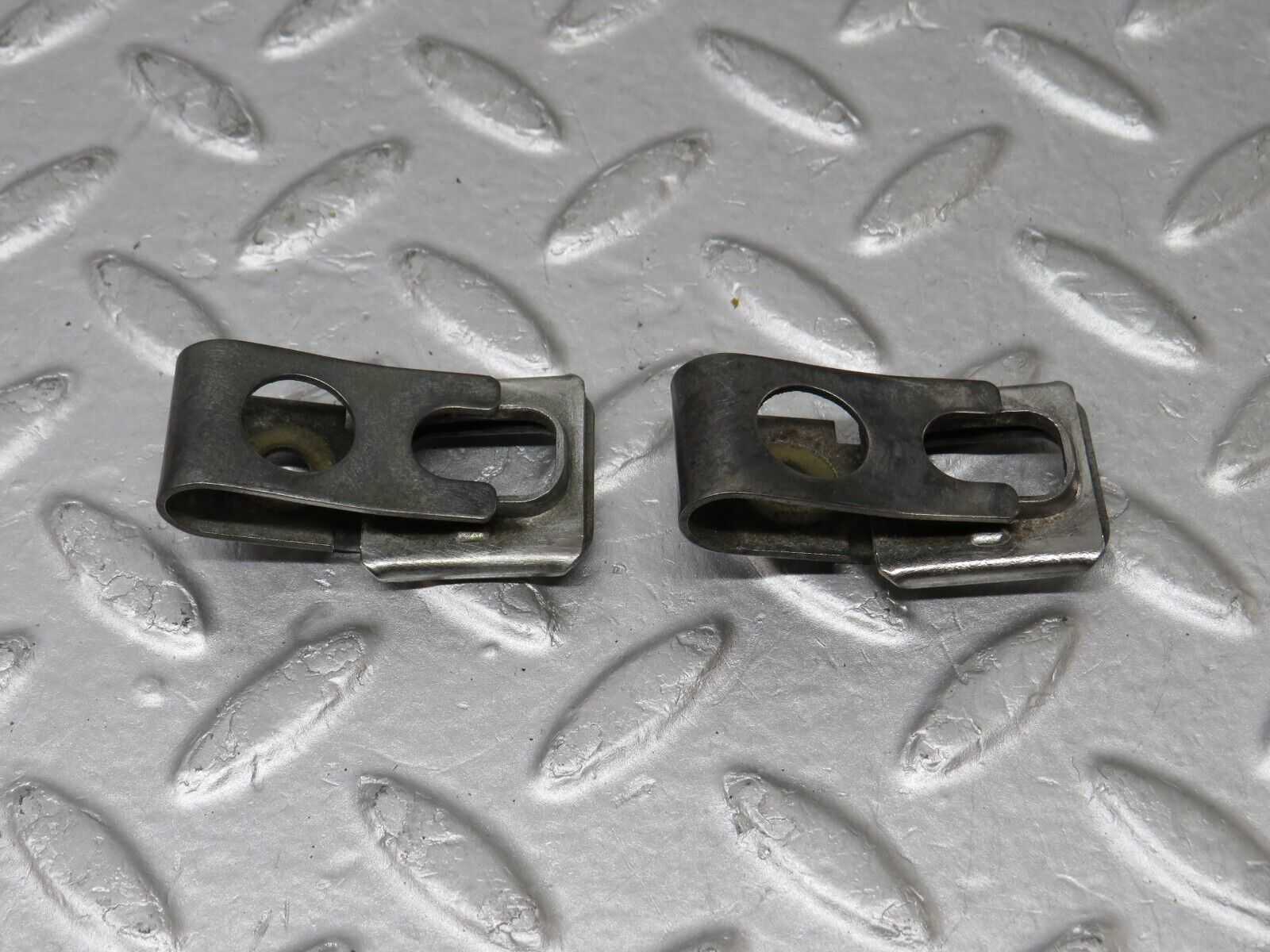 36242 Mercedes-Benz W126 420SE Fuel Injector Bracket 2x