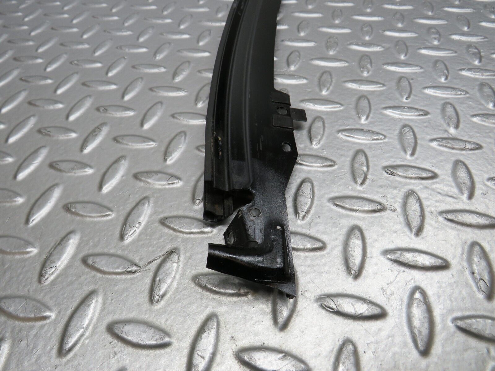 38607 Mercedes-Benz R129 280SL Coupe Front Windscreen Top Chrome Trim