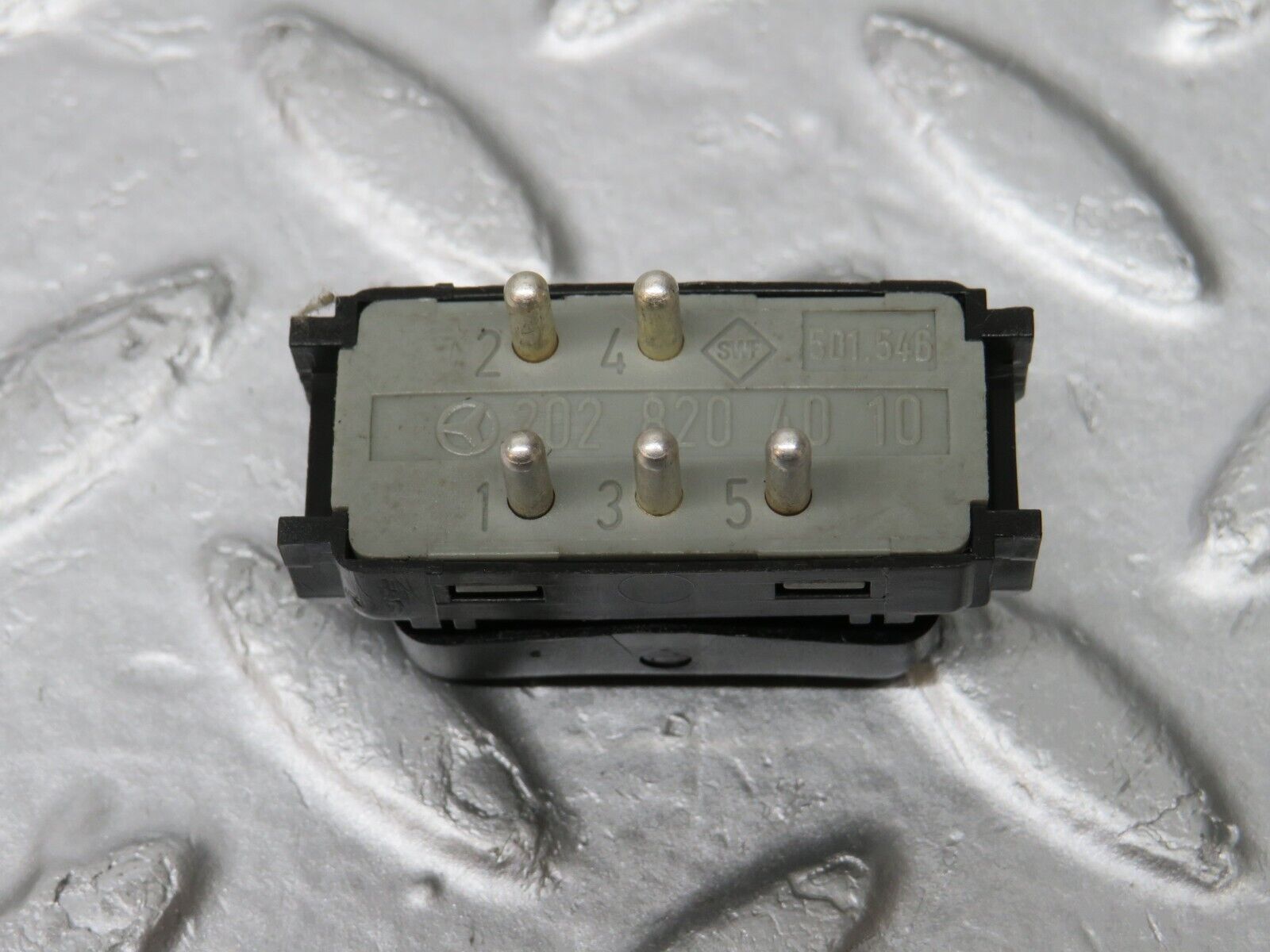 33332 Mercedes-Benz W202 C180 Central Locking Switch 2028204010