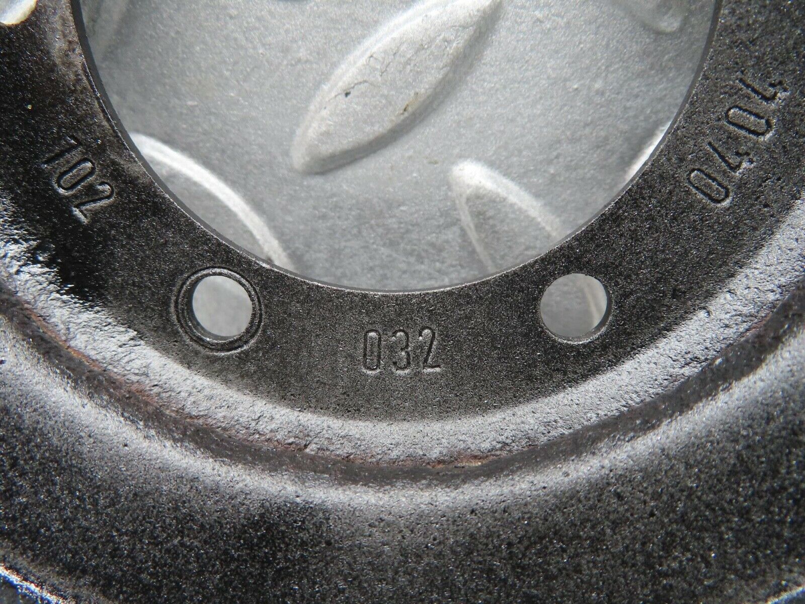 13616 Mercedes-Benz W123 200 Crankshaft Pulley 1020320404