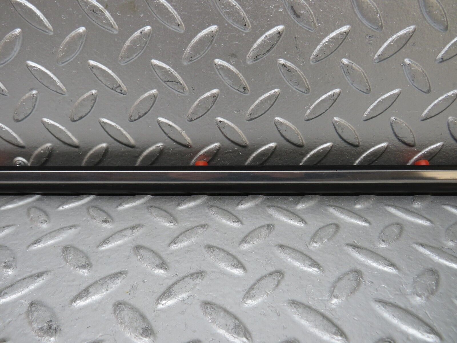 27895 Mercedes-Benz W123 280E Front Left Door Centre Moulding Trim