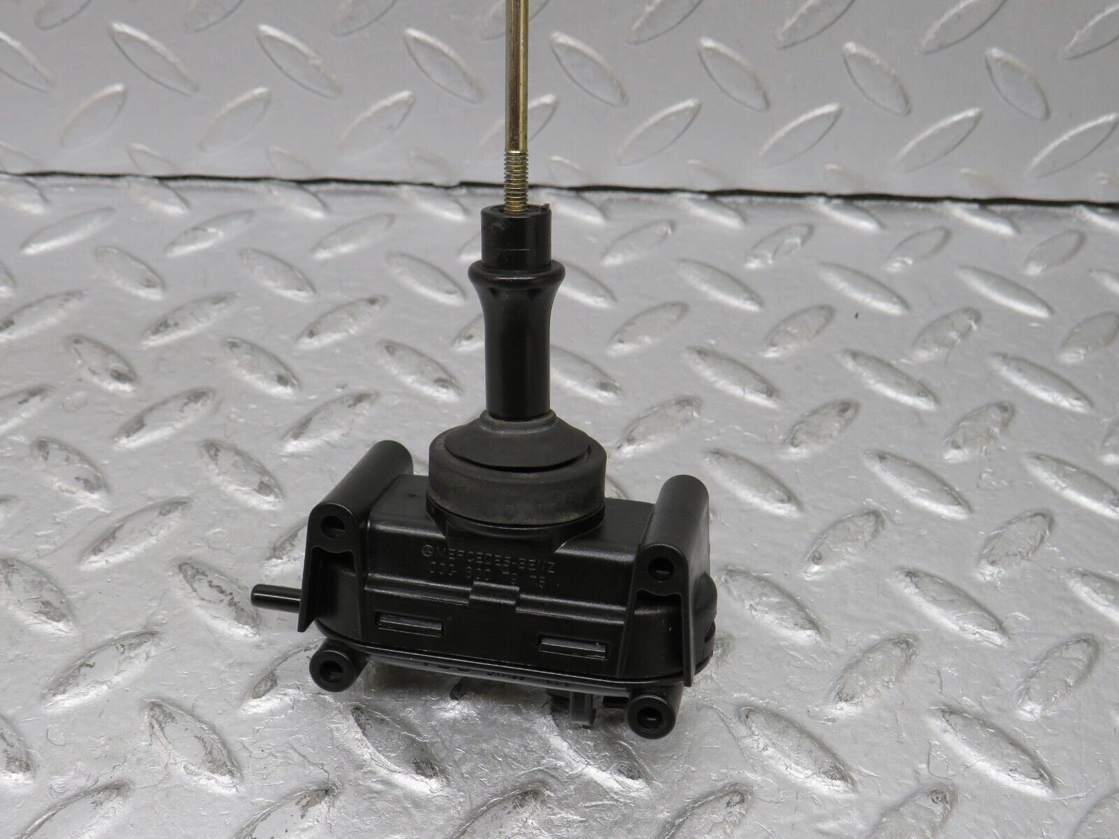 36203 Mercedes-Benz W126 420SE Rear Left Door Lock Vacuum Actuator 0008007975