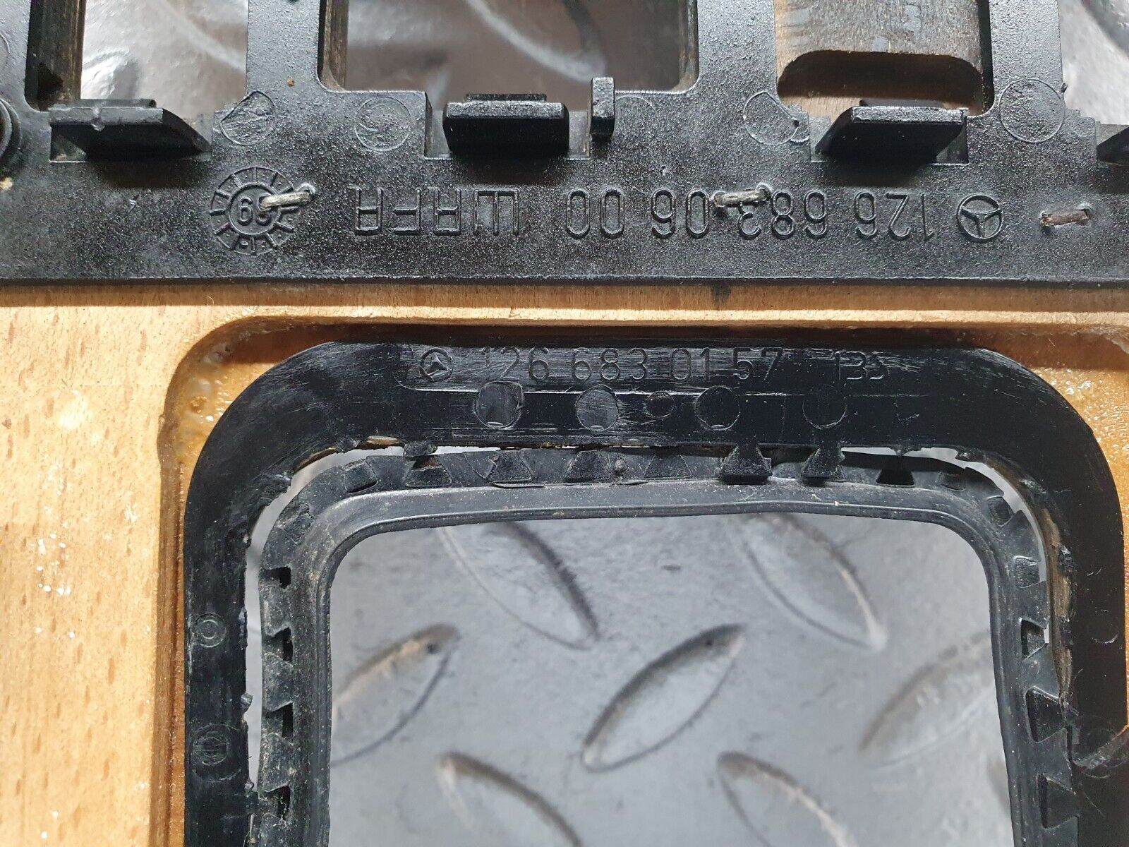 40921 Mercedes-Benz W126 300SE Centre Console Wood Panel 1266830157