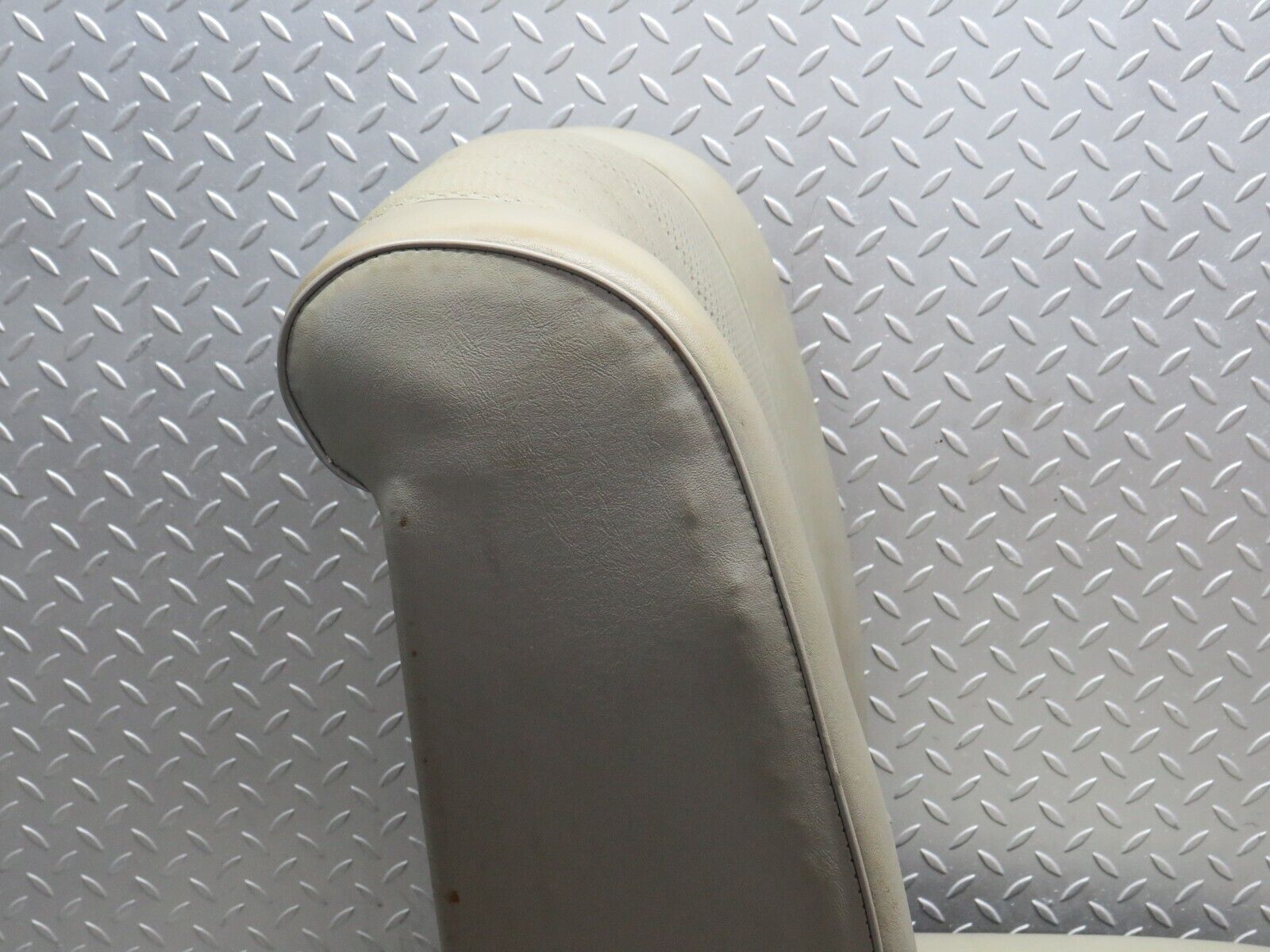 40510 Mercedes-Benz W110 230 Front Right Seat Leather Beige