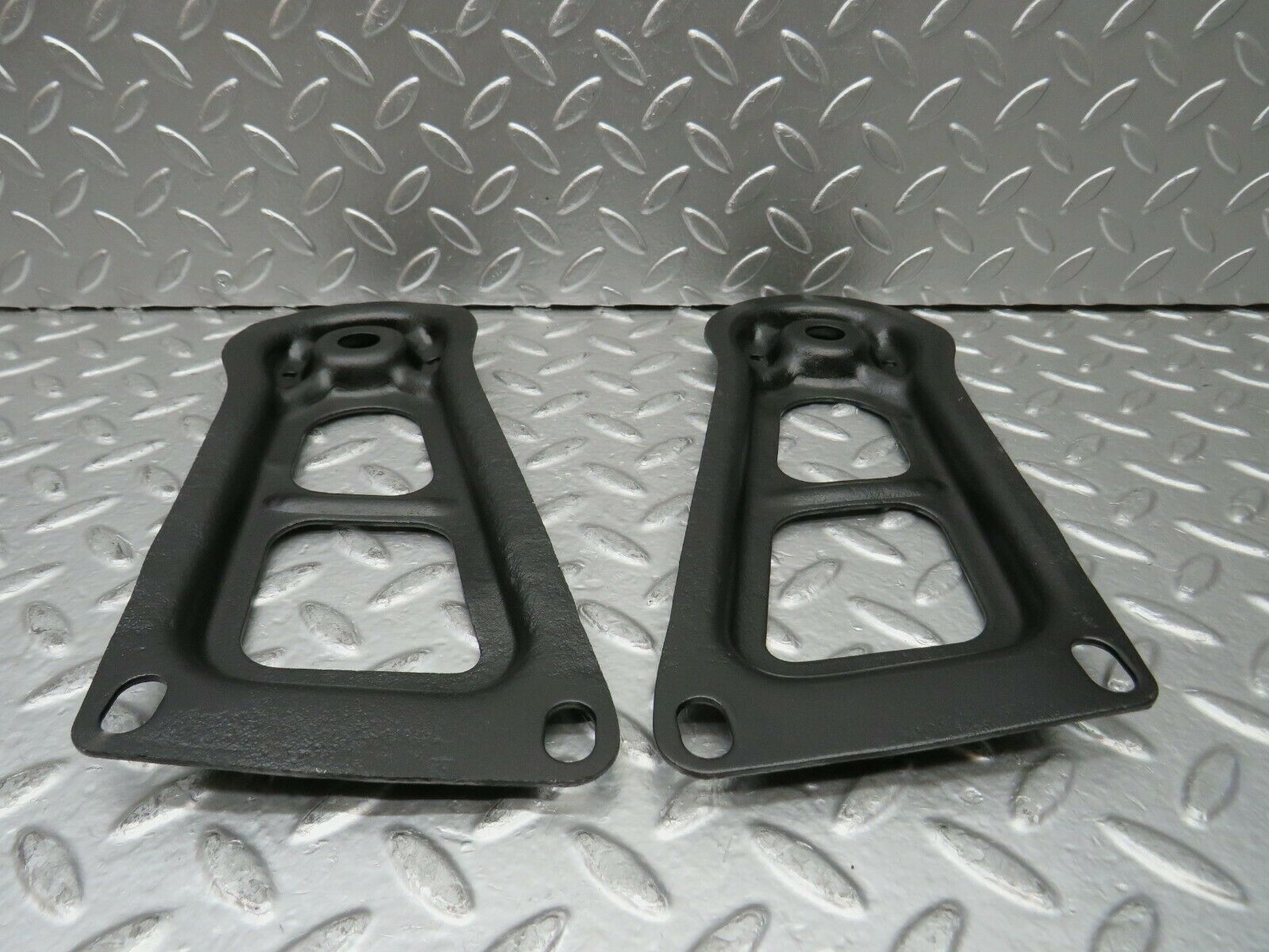 22867 Mercedes-Benz C107 450SLC Coupe Rear Suspension Axle Mounting Bracket