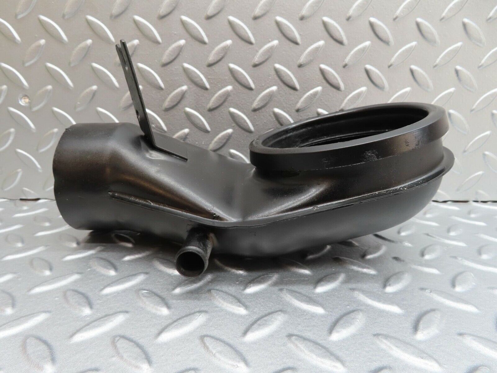 13926 Mercedes-Benz C107 280SLC Air Intake 0000943011