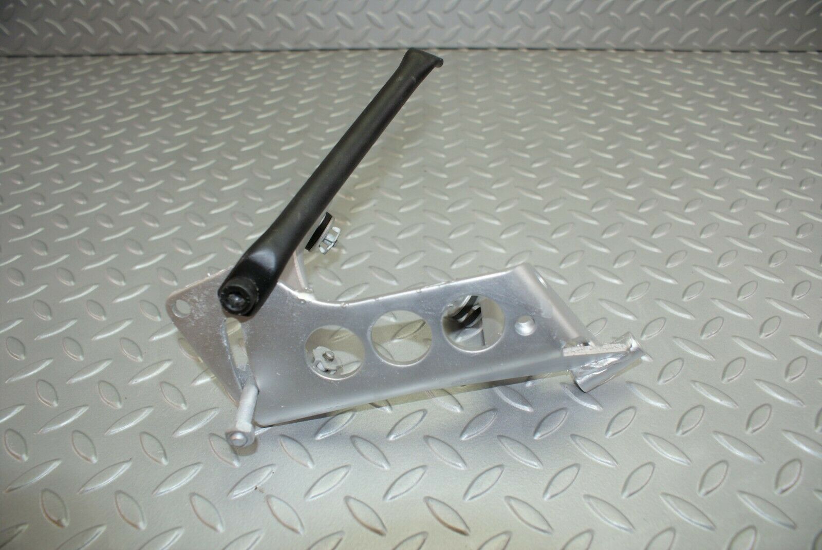 2999 Mercedes-Benz C123 280CE Coupe Power Steering Pump Holder Bracket