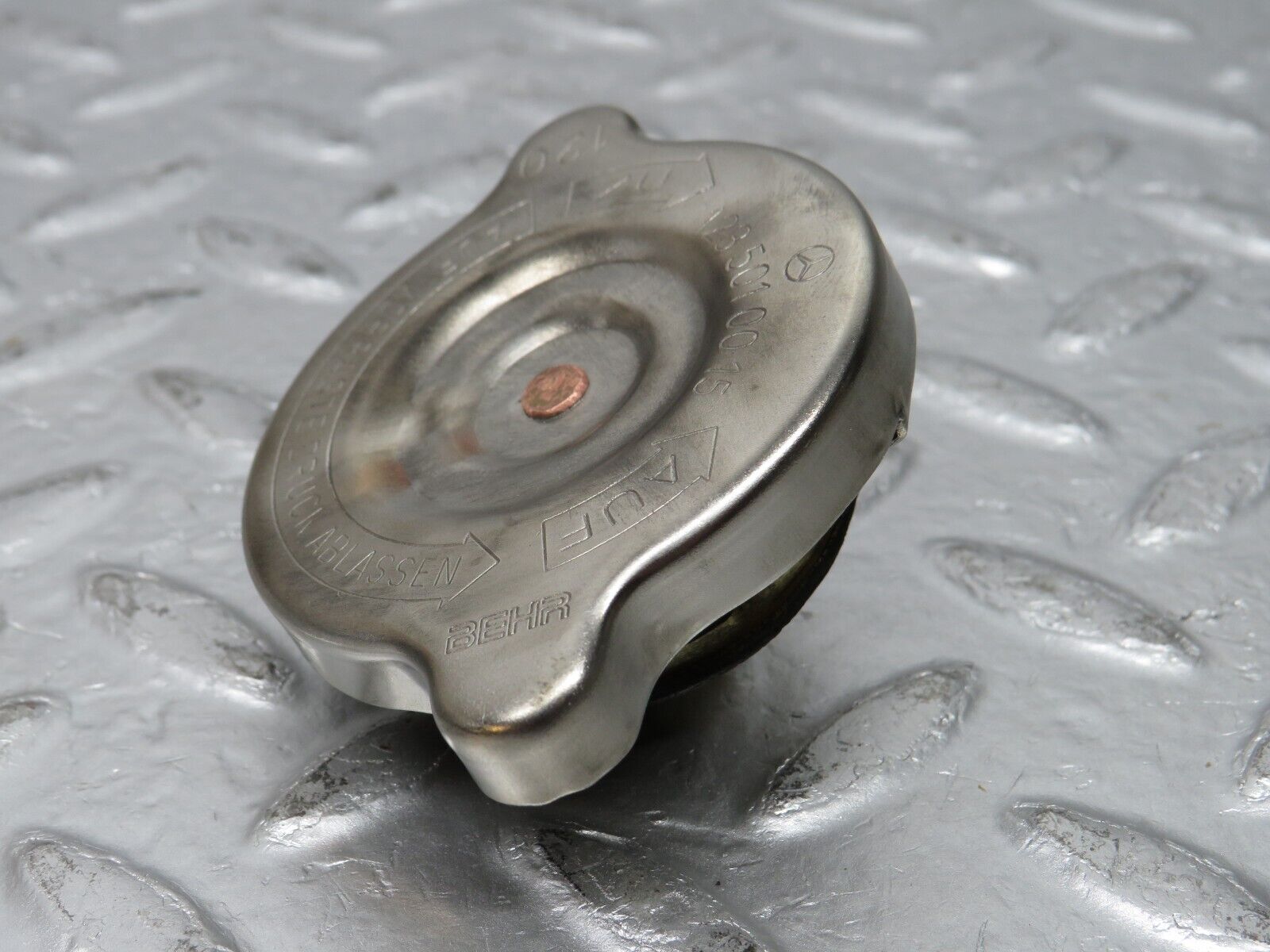 31072 Mercedes-Benz W123 200D Radiator Cap Behr 1235010015
