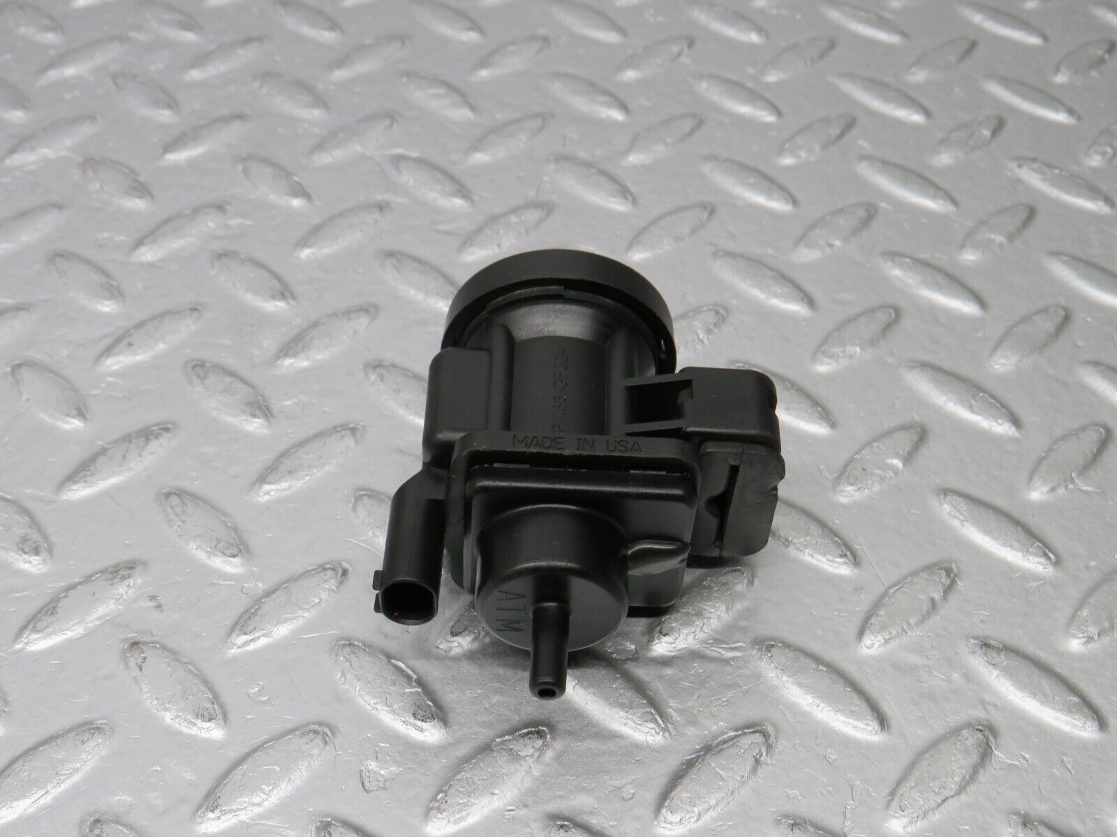 38793 Mercedes-Benz W201 190E 2.6L Vacuum Pressure Converter 0005450427