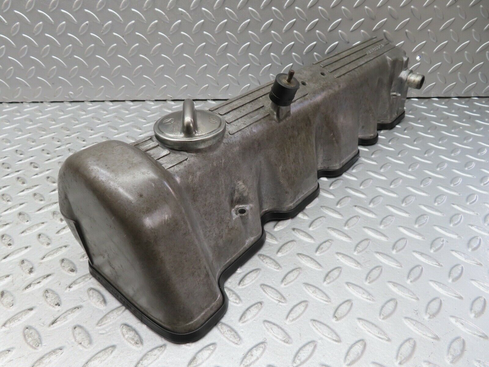 17756 Mercedes-Benz W116 450SEL Cylinder Head Valve Cover Right Side